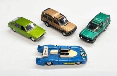 plusieurs petites voitures sont alignées sur une surface blanche