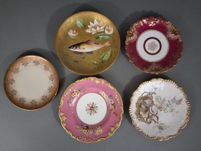 quatre assiettes ornées de motifs différents, posées sur un fond gris