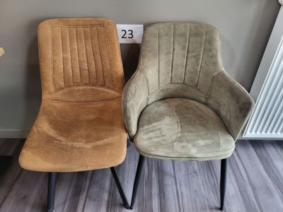 deux chaises sont placées l'une à côté de l'autre sur un plancher en bois