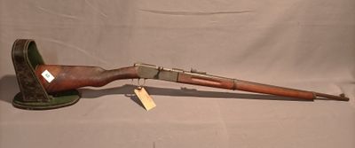 un vieux fusil avec une poignée en bois et une poignée en bois