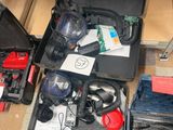 de nombreux articles contenus dans un carton et posés par terre