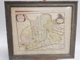 Une vieille carte de la ville de Londres est exposée dans un cadre en bois.