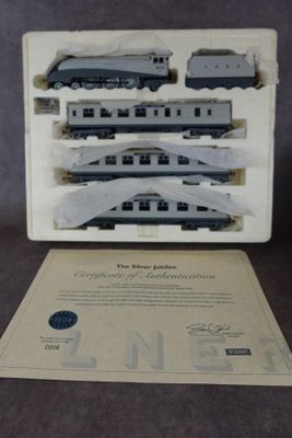 une boîte contenant un train sur une table