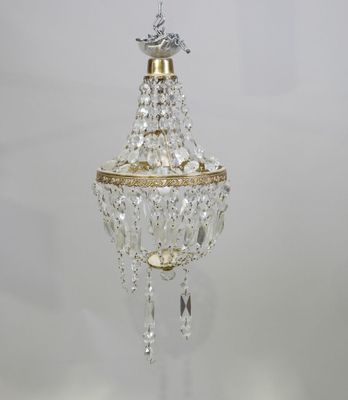 un gros plan d'un lustre en cristal suspendu au plafond