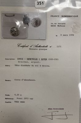 une photo d'une feuille de papier sur laquelle figure la photo d'un homme