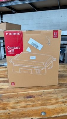 une boîte en carton posée sur une table en bois, sur laquelle est collé un autocollant