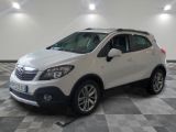 la voiture blanche est garée dans le garage sur un sol en damier