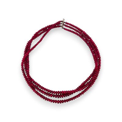 Collier à trois rangs de perles de rubis polies légèrement e…