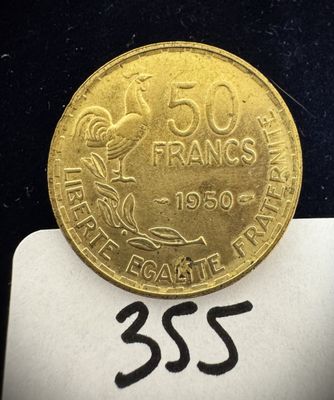 un gros plan d'une pièce d'or posée sur une carte blanche