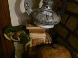 un vase et une citrouille posés sur une table