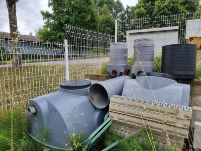 de nombreux réservoirs d'eau qui se trouvent dans l'herbe