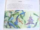 un livre ouvert avec, en arrière-plan, l'image d'une pagode