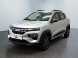 un SUV blanc garé dans une pièce au sol noir