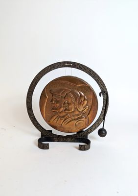 GONG en cuivre représentant Amatxi et Aitatxi, et marqué Mau…