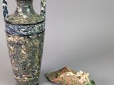 deux vases posés l'un à côté de l'autre sur une table