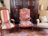 two chairs that are sitting next to each other in a room