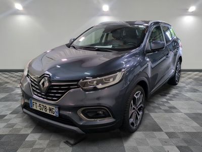 La Renault Kad grise est garée sur un sol à damier.