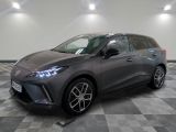 Une Toyota C-HR grise est garée sur un sol à damier