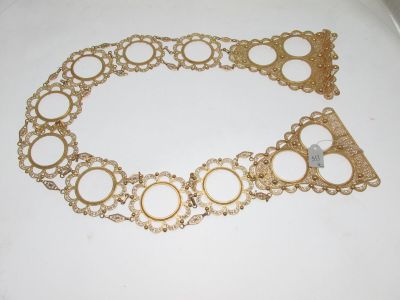 un bracelet en or orné de cercles à l'infini