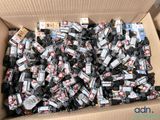 une boîte en carton remplie de vieux téléphones portables