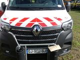 une camionnette blanche avec une bande rouge et blanche
