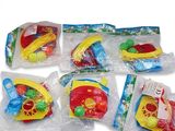 cinq sachets de jouets en plastique en forme de bateau