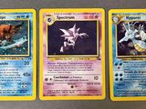 trois cartes Pokémon issues du jeu de cartes à collectionner Pokémon