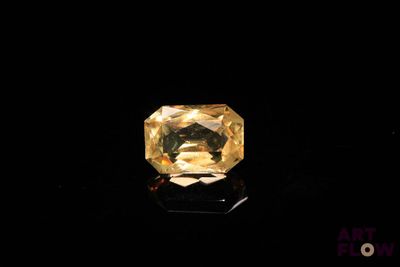 gros plan d'un diamant jaune sur une surface noire