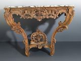 une console ancienne avec un plateau en marbre et des sculptures ouvragées