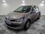 la photo d'une voiture argentée garée dans un garage