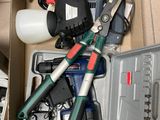 une boîte remplie d'outils posés sur le sol