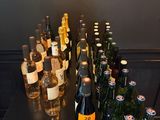 des bouteilles de vin sont alignées sur une table dans une pièce