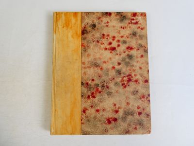 un gros plan sur un morceau de bois recouvert de peinture rouge et noire