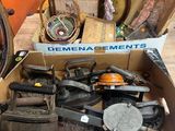 une boîte remplie d'objets assortis posée sur une table