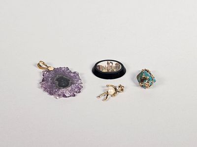 trois anneaux, un anneau et un anneau sur une surface blanche
