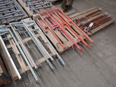 de nombreux morceaux de bois et de métal par terre