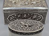une boîte ancienne en argent avec un motif floral sur le couvercle