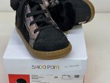 une boîte sur laquelle est posée une paire de chaussures