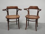 paire de chaises anciennes aux dossiers courbés, avec dossier en rotin