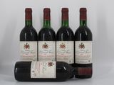 trois bouteilles de vin rouge posées côte à côte sur une table