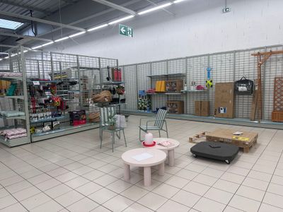 une pièce où se trouvent beaucoup d'objets