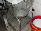 un lavabo blanc et un seau rouge dans une salle de bains