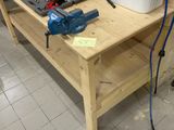 un établi avec des outils dessus, dans une pièce