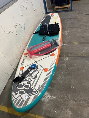 une planche de surf qui traîne dans le garage