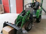 un petit tracteur garé dans un garage
