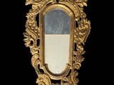 un miroir doré sur fond noir, avec un fond noir