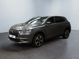 un SUV gris garé dans une pièce aux murs blancs