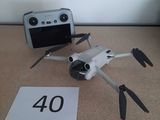 un petit drone télécommandé posé sur une table