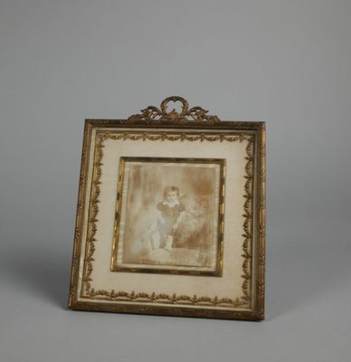 Beau cadre à poser ou suspendre en bronze doré, à décor d'un…