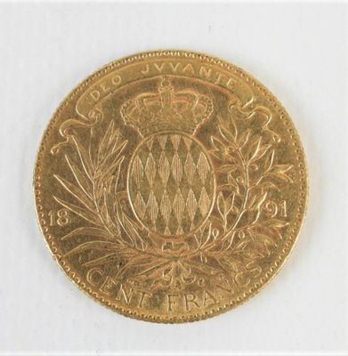 gros plan d'une pièce d'or sur une surface blanche